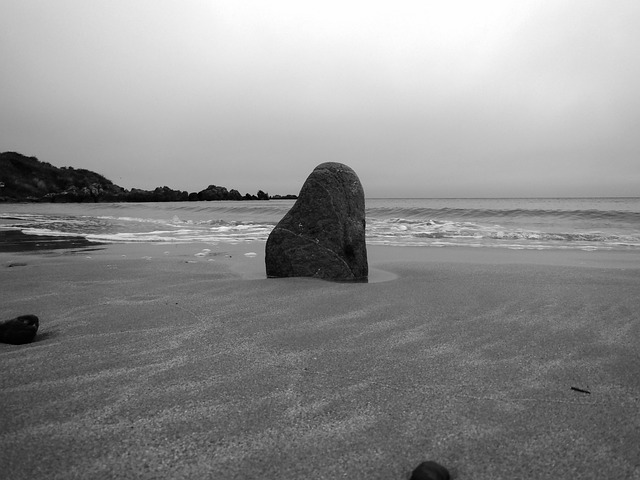 kámen na pobřeží