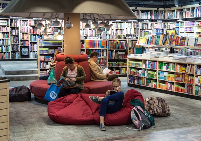 sedací vak by se dal klidně rozložit i do knihovny – červený vak na zemi