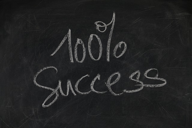 Černá tabule s nápisem provedeným křídou 100% SUCCESS!